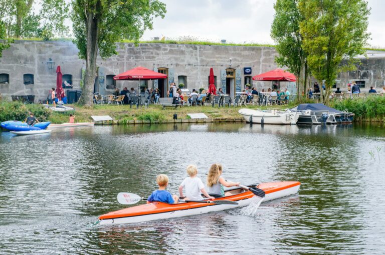 Fort-Bezuiden-Spaarndam-terrace-and-canoe