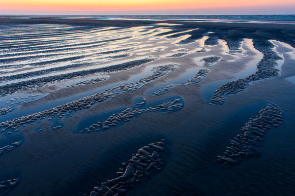 Laag water op strand bij Nes tijdens blauw uurtje. Ameland.