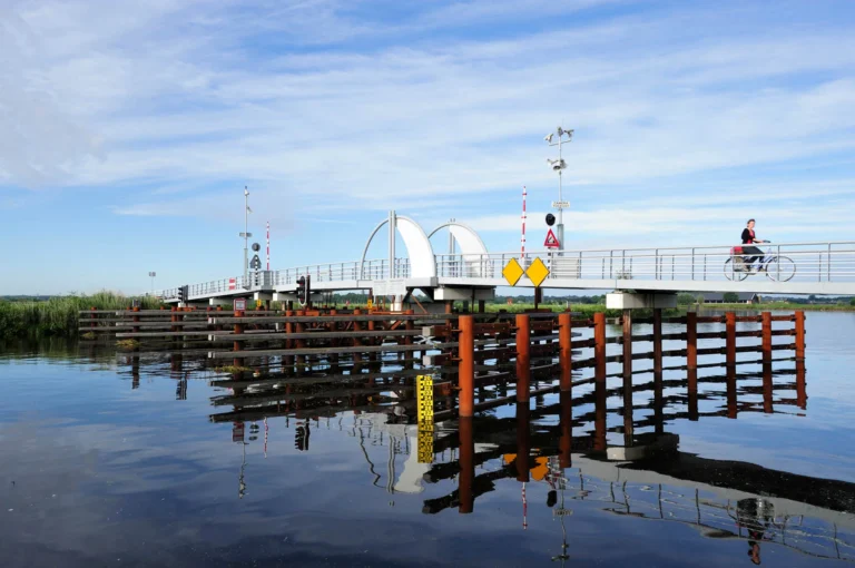 Brug over Eem, met fietser.