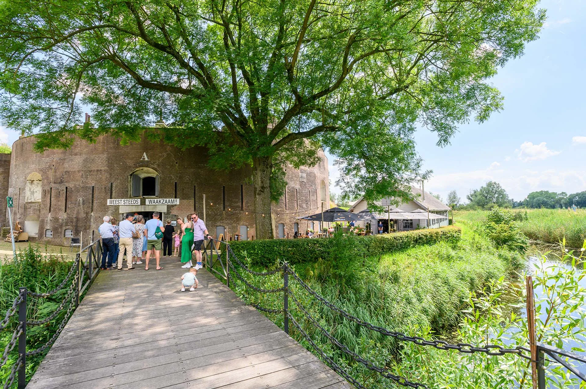 Een groep bezoekers bij Fort bij Asperen.