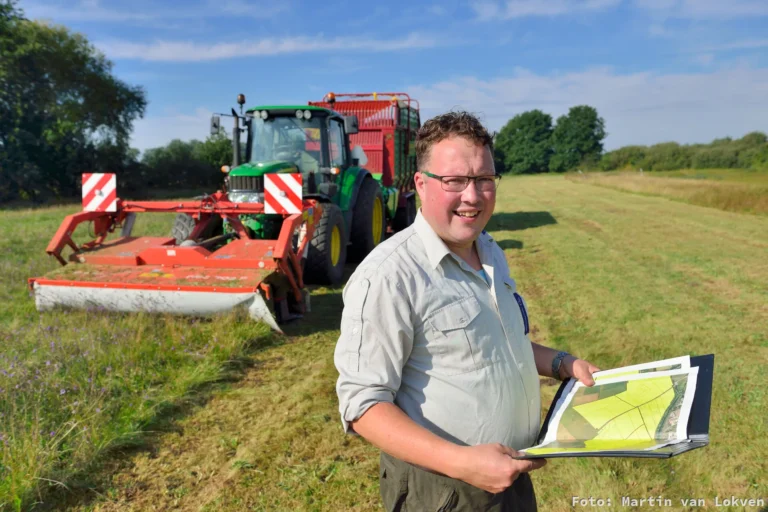 Medewerker Natuurmonumenten met kaart in veld