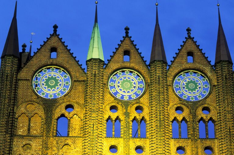 Avondlicht op de gevel van het stadhuis van Stralsund