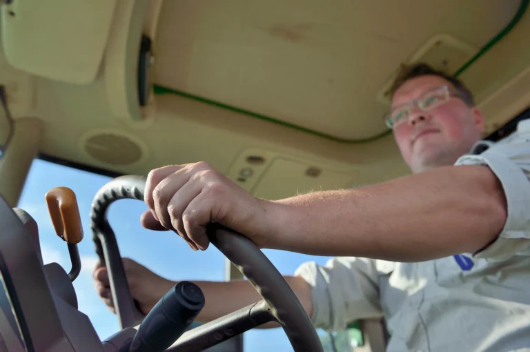 Medewerker Natuurmonumenten in tractor